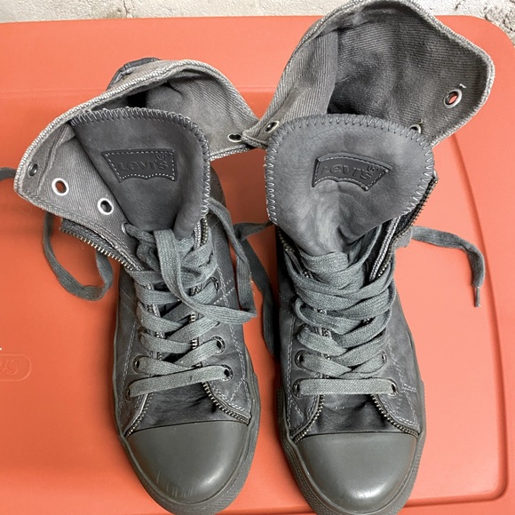 Levi’s high tops gray lace up size 8